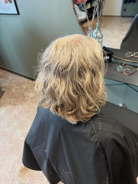Nyklippt blond page i salongen