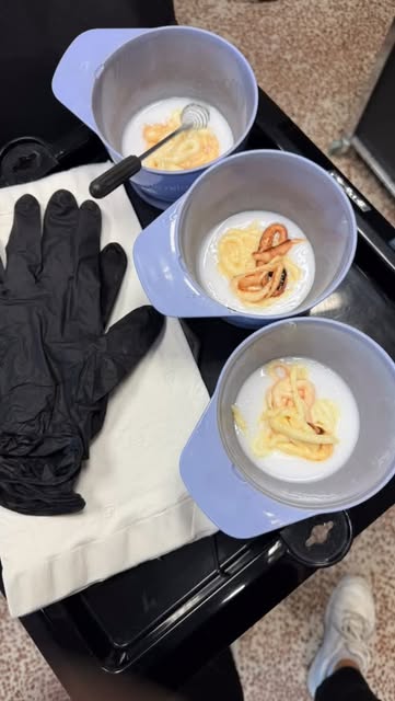 Färgskålar förberedda i salongen